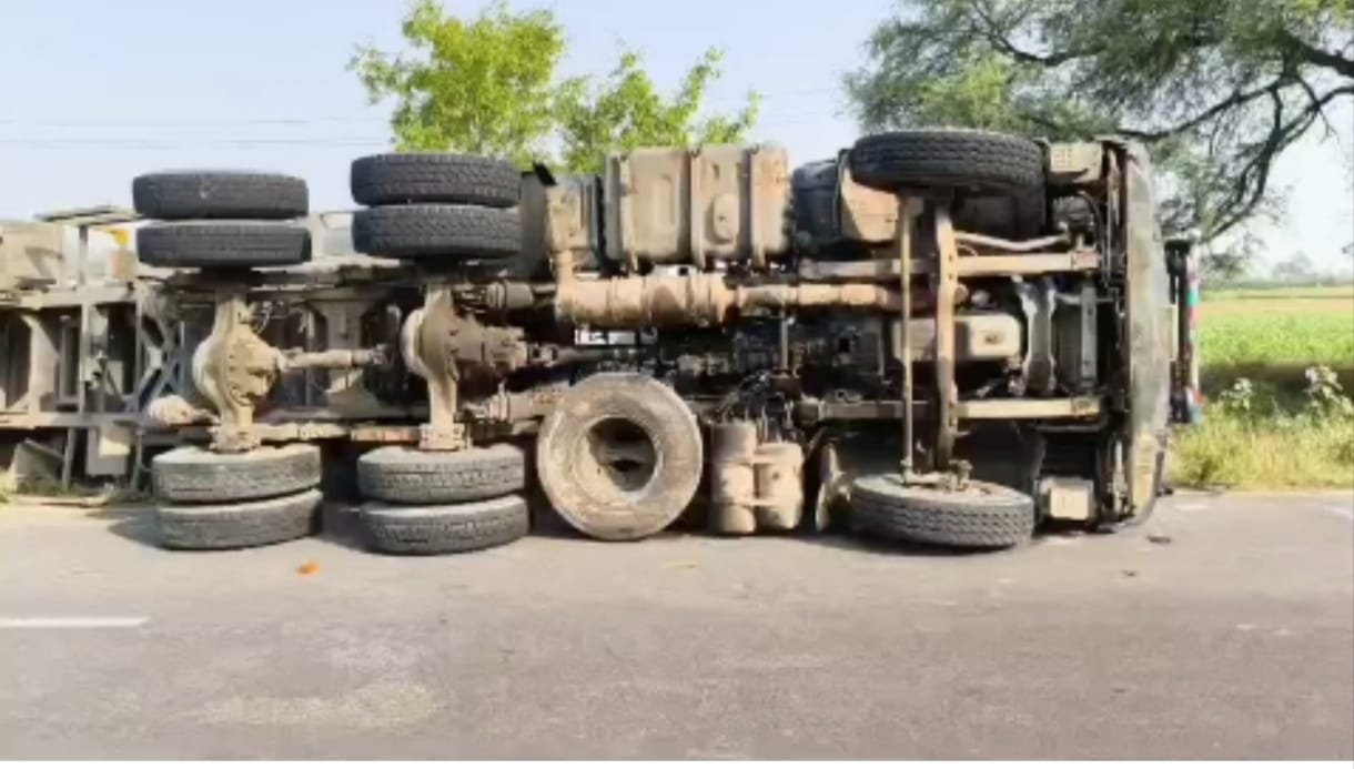 बालू से भरा ओबर लोड डम्फर अनियंत्रित होकर पलटा