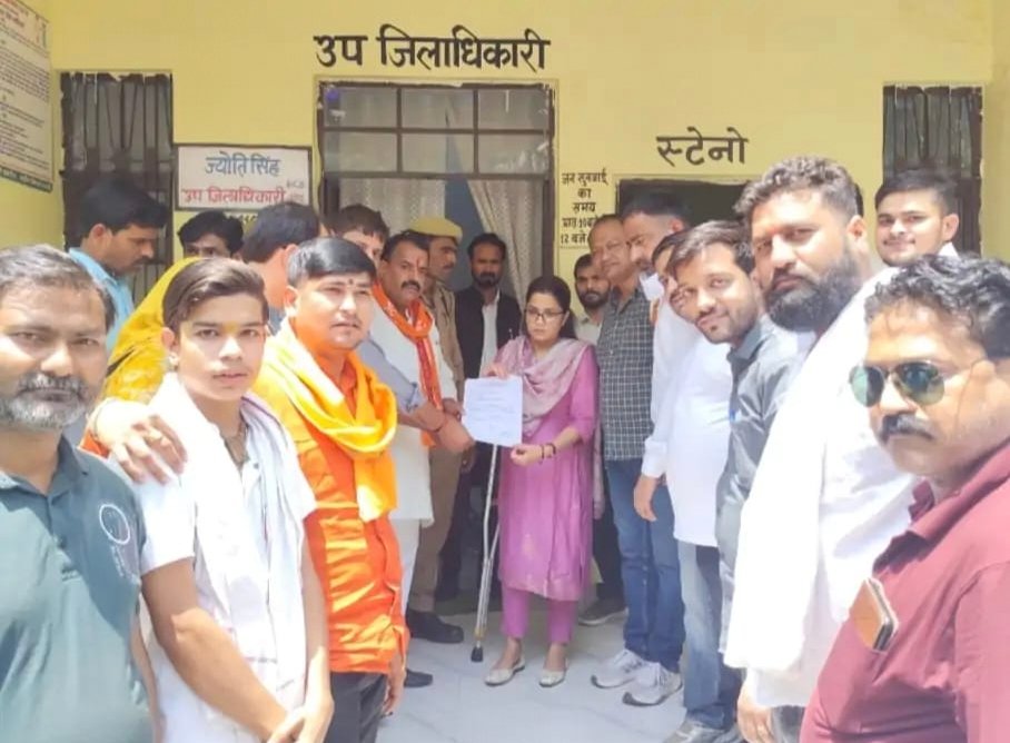 गौभक्तों ने गौ सम्मान आवाह्न अभियान के तहत सौंपा पत्र