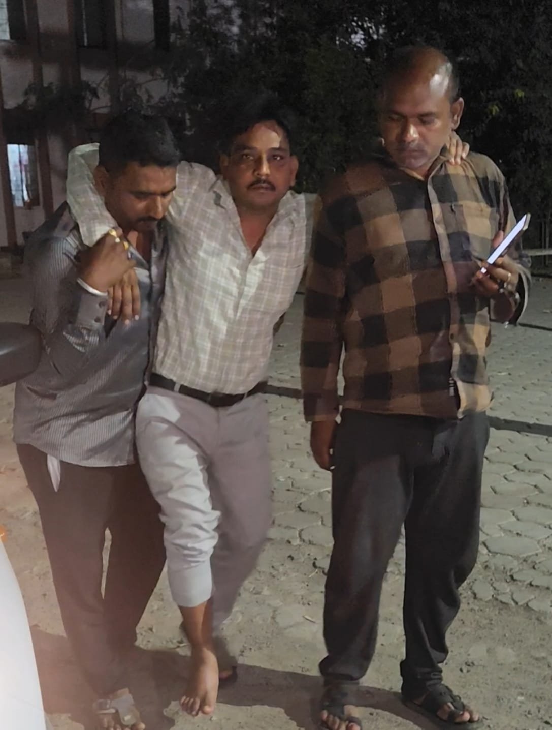 पिट रहे पिता को बचाने आया पुत्र भी गम्भीर रूप से हुआ घायल