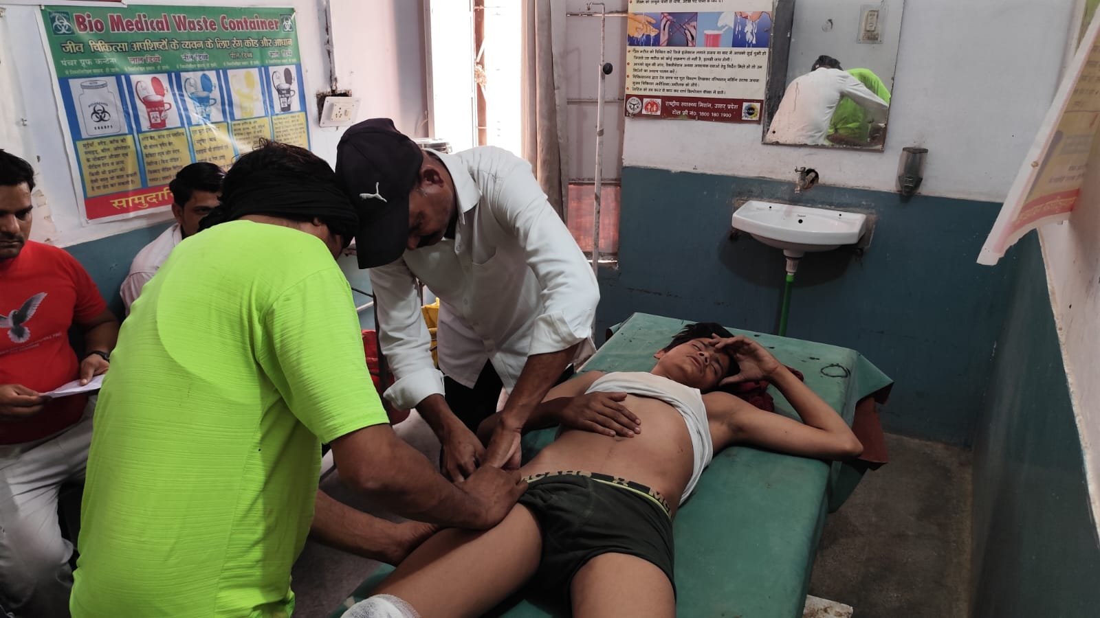 बिधुत पोल से टकराकर बाइक सवार हुए घायल