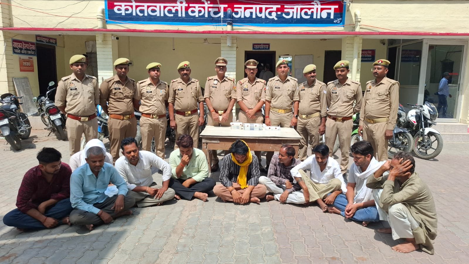 बावन परी का नाच नचाते पकड़े गए जुआड़ी