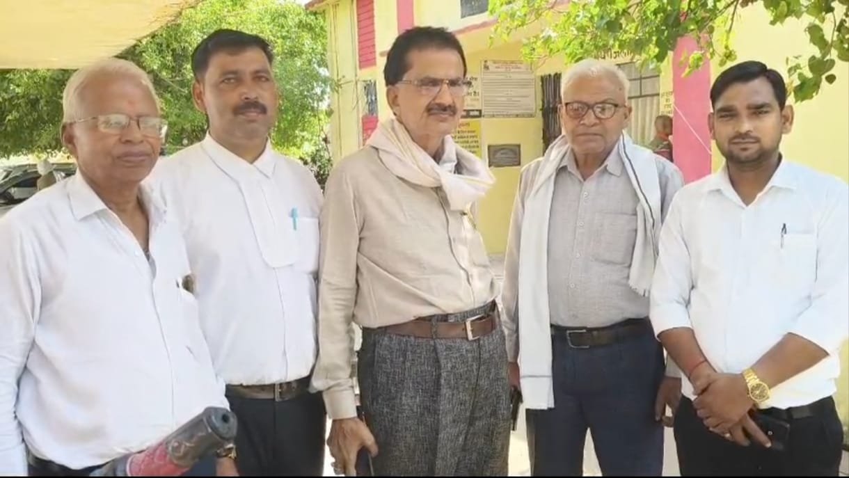 बन्दरों के आतंक से परेशान अधिकबक्ताओं ने पकड़ाए जाने की एस डी एम से लगाई गुहार