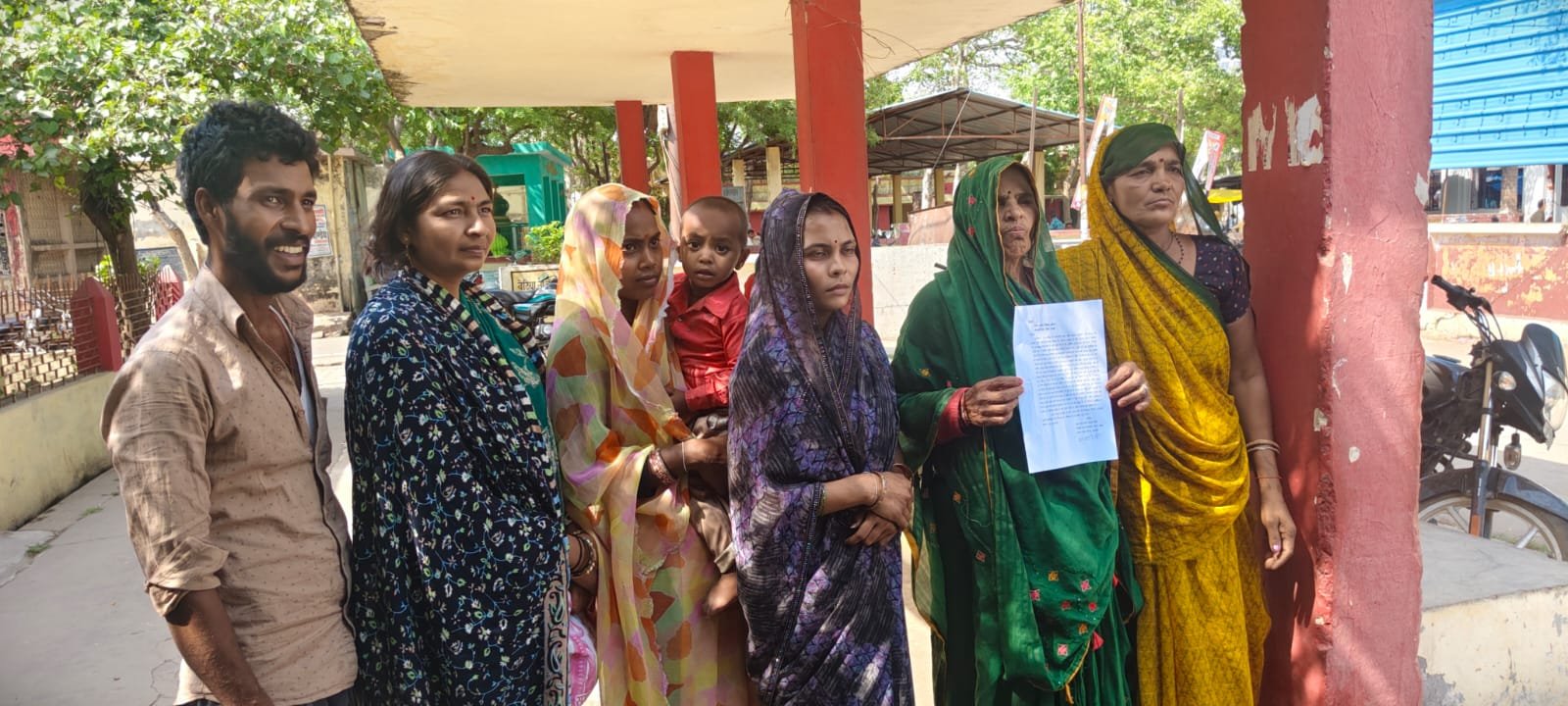 नावालिग पुत्री के साथ अश्लील हरकत करने की पुलिस से की शिकायत