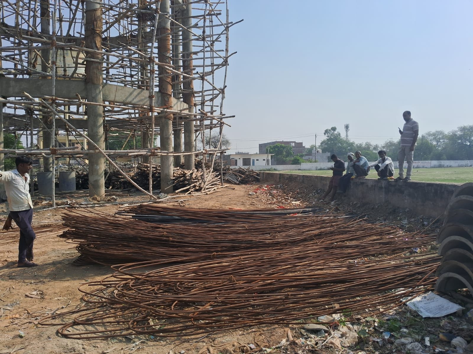 टंकी में जंग लगी सरिया देख भड़के अध्यक्ष,काम रुकवा कर जिलाधिकारी से की शिकायत