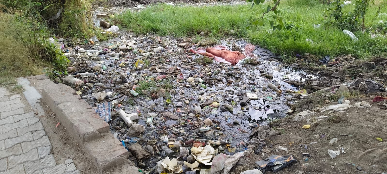 नाला बंद होने से तालाब निकासी का पानी हुआ अवरुद्ध