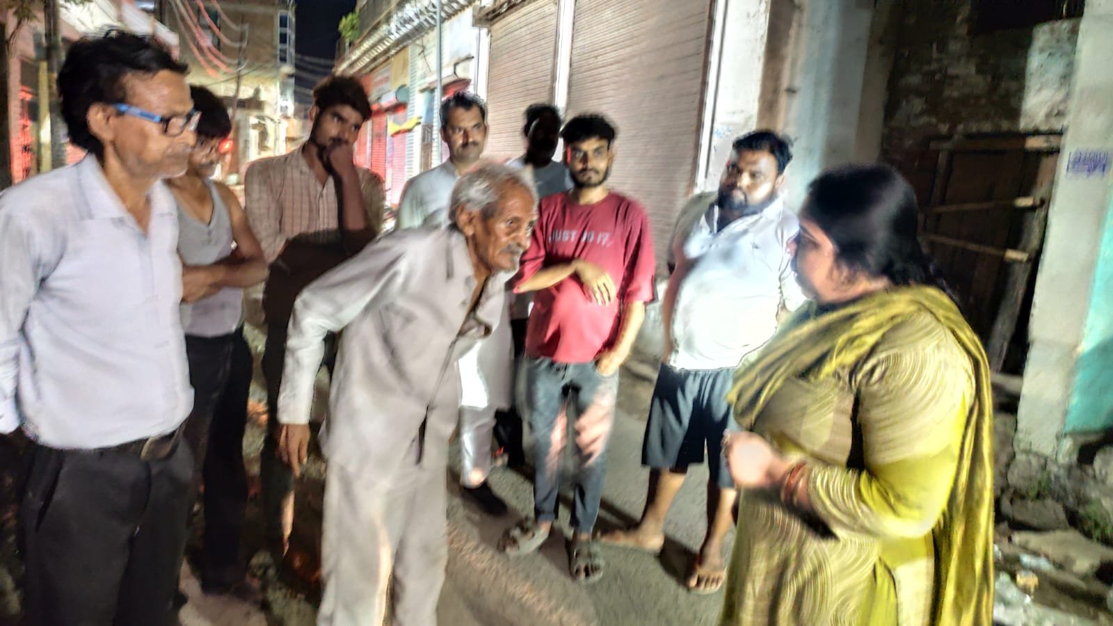 निर्माणाधीन नाला के दौरान निकली पुरानी ईंटों पर मचा बबाल