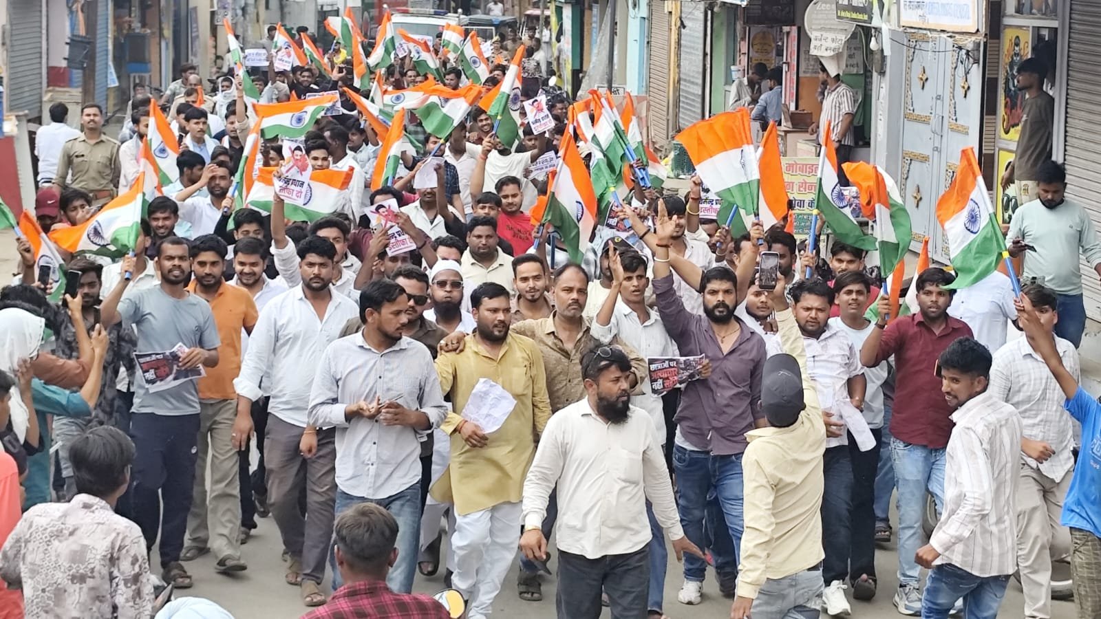 छात्रों ने राजनीतिक दलों के साथ मिलकर दिल्ली लाठी चार्ज का किया विरोध
