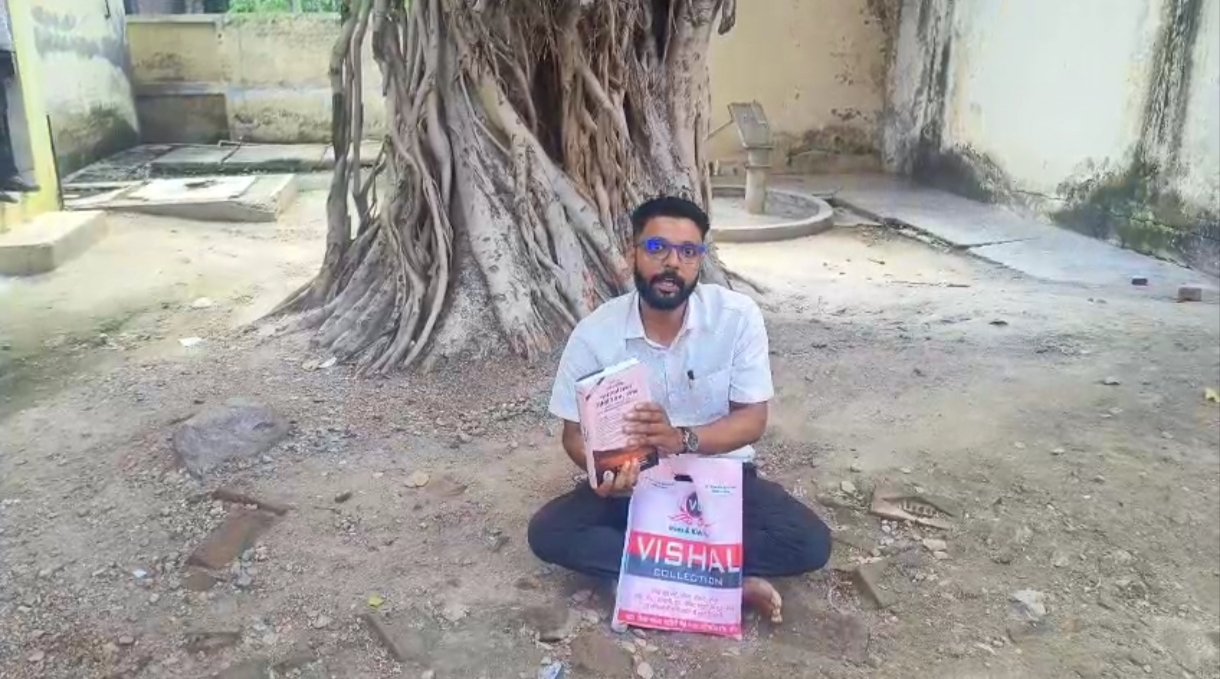 अवैध फैक्ट्री भू-कब्जे और बिजली चोरी के आरोपों को लेकर धरने पर बैठा सभासद