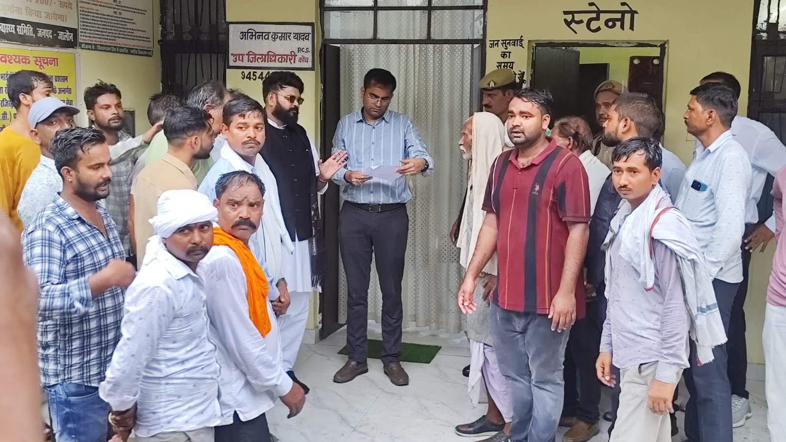 जर्जर सड़क से परेशान छः गांवो के ग्रामीणों ने उपजिलाधिकारी से लगाई गुहार
