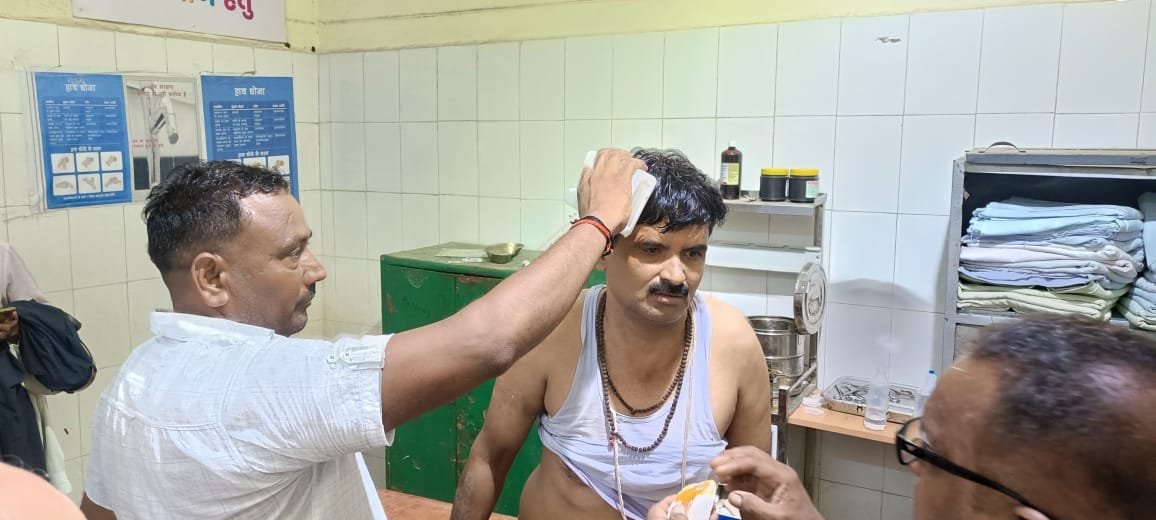 मोटरसाइकिल फिसलने से तहसील के दो कर्मचारी घायल