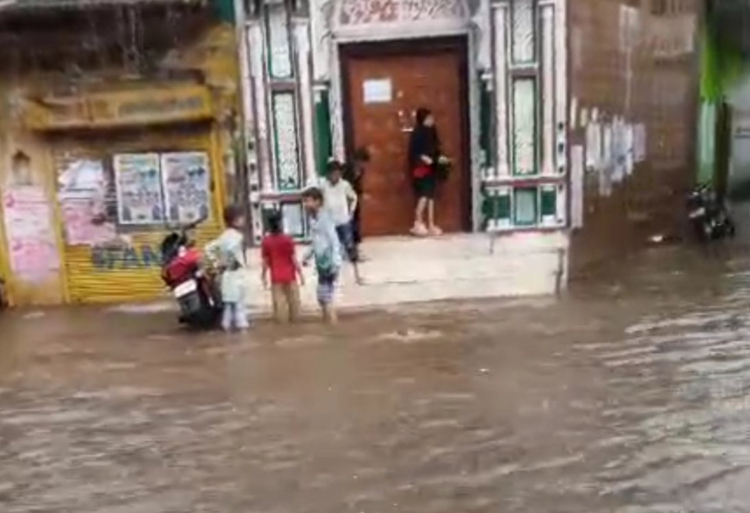 बारिश से मौसम हुआ सुहाना, जलभराव ने बढ़ाई लोगों की परेशानी