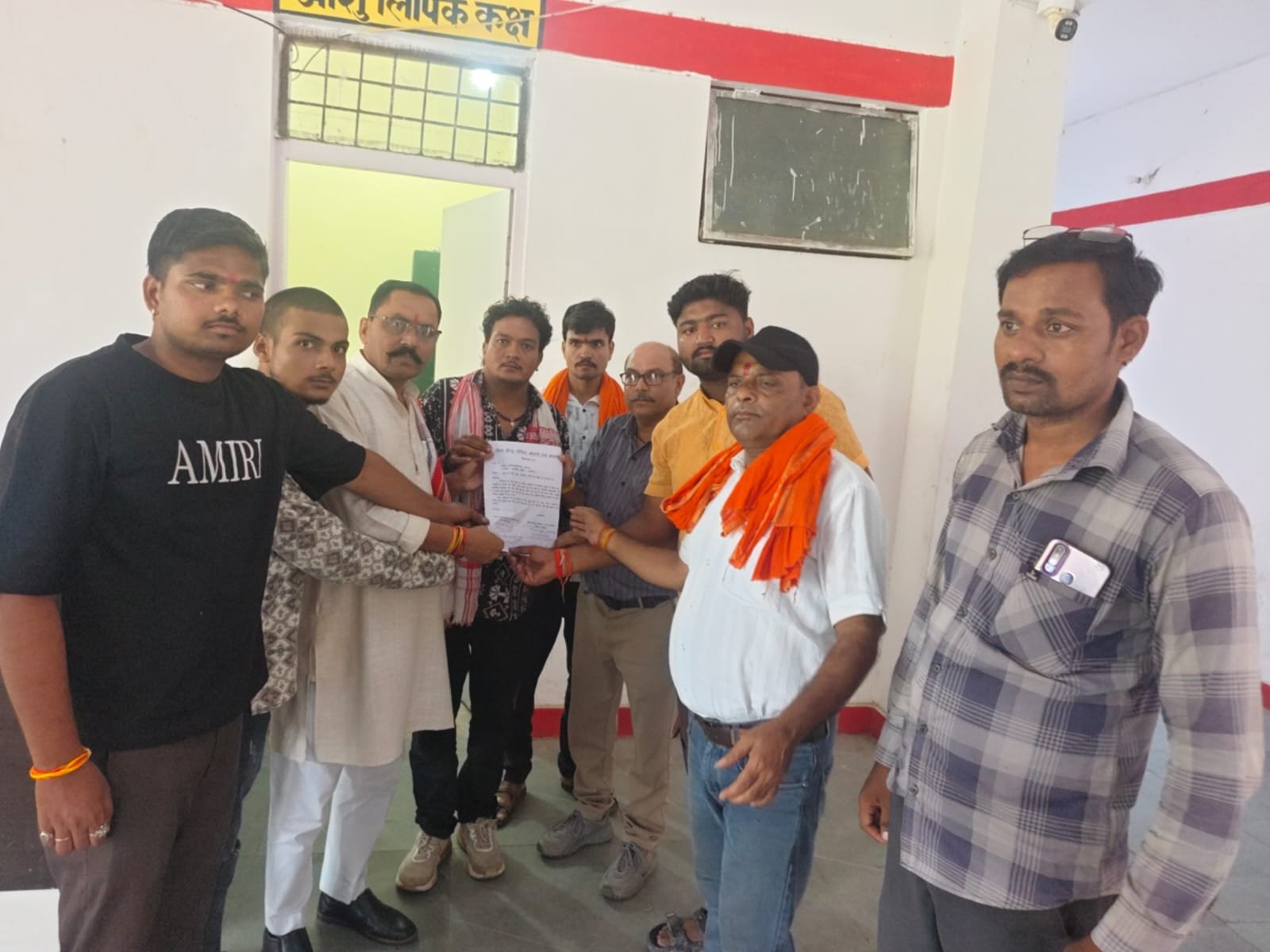 सावन में मीट-मछली की खुले में बिक्री बंद कराने की मांग को लेकर नायब तहसीलदार को सौंपा ज्ञापन