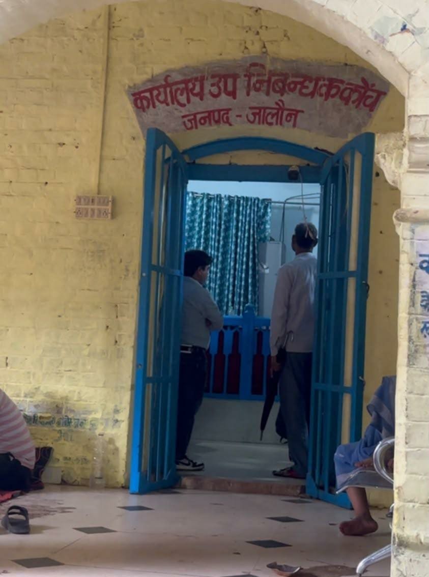 फर्जी तरीके से बैनामा कराने का सब रजिस्टार पर लगाया आरोप