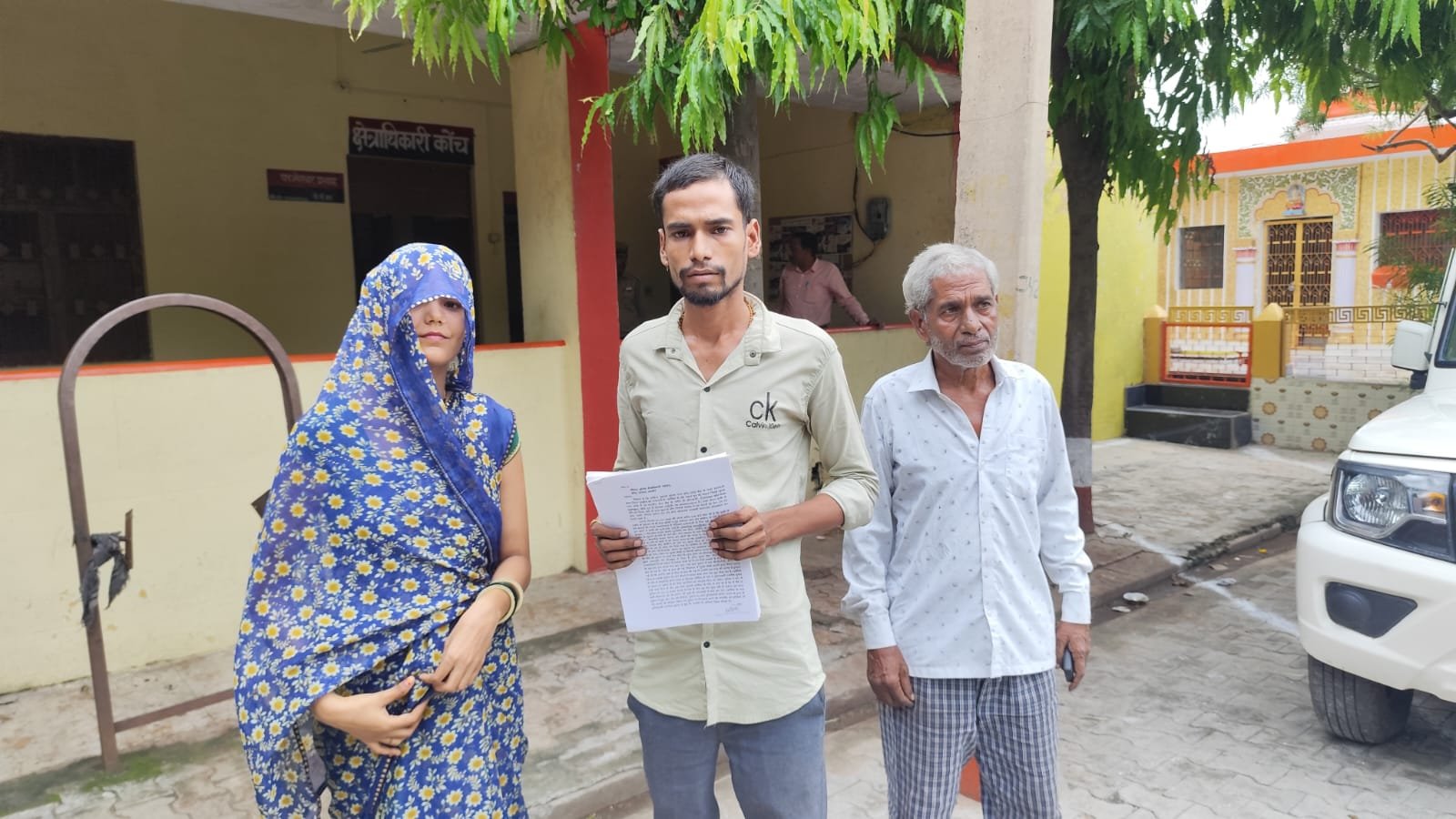 खाता फ्रीज़ हो जाने पर जन सुविधा केंद्र के मालिक ने सी ओ से लगाई गुहार