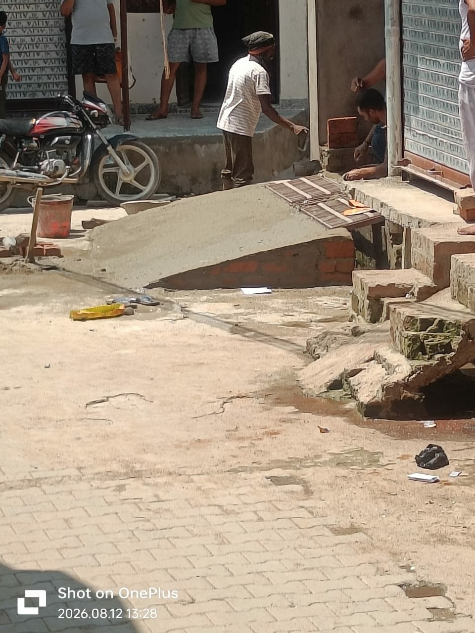 आम रास्ते के कब्ज़े को पालिका एवं पुलिस ने मौके पर पहुचकर ढहाया