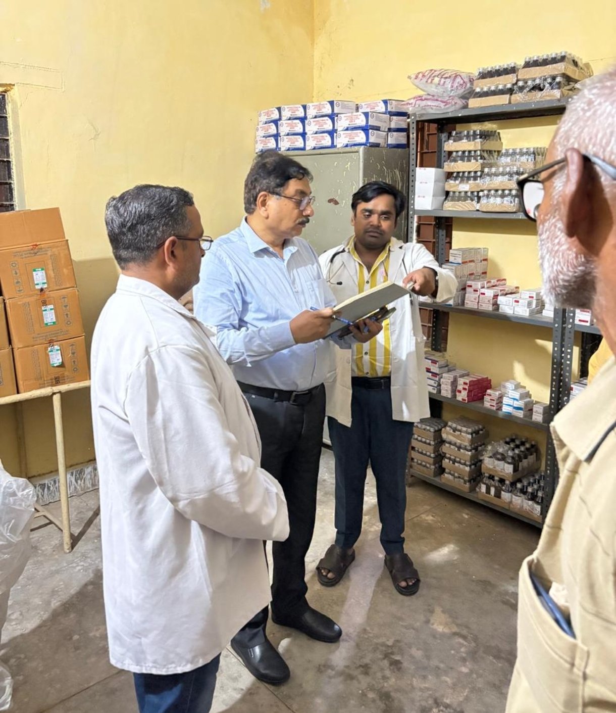 सीएमओ व एसीएमओ ने महेवा तथा नियामतपुर चिकित्सालयों का किया औचक निरीक्षण