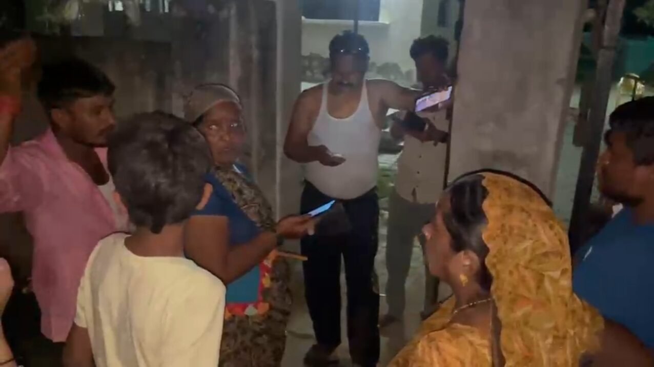 लाइनमैन की लापरवाही से ग्रामीण परेशान