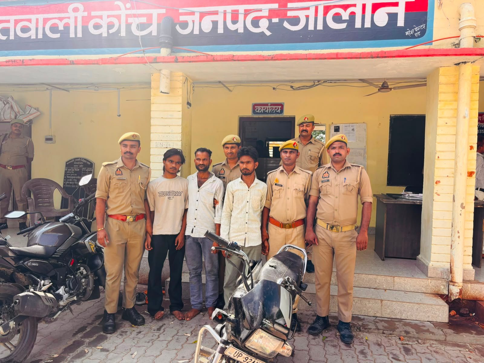 चोरी की मोटरसाइकिल के साथ पुलिस ने पकड़े तीन अभियुक्त