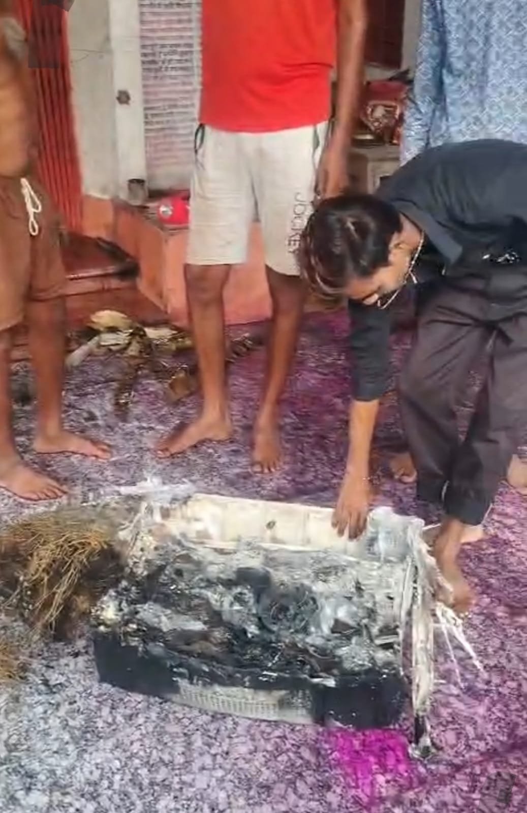 देवी मंदिर में लगी आग, वस्त्र आभूषण सहित सब हुए खाक