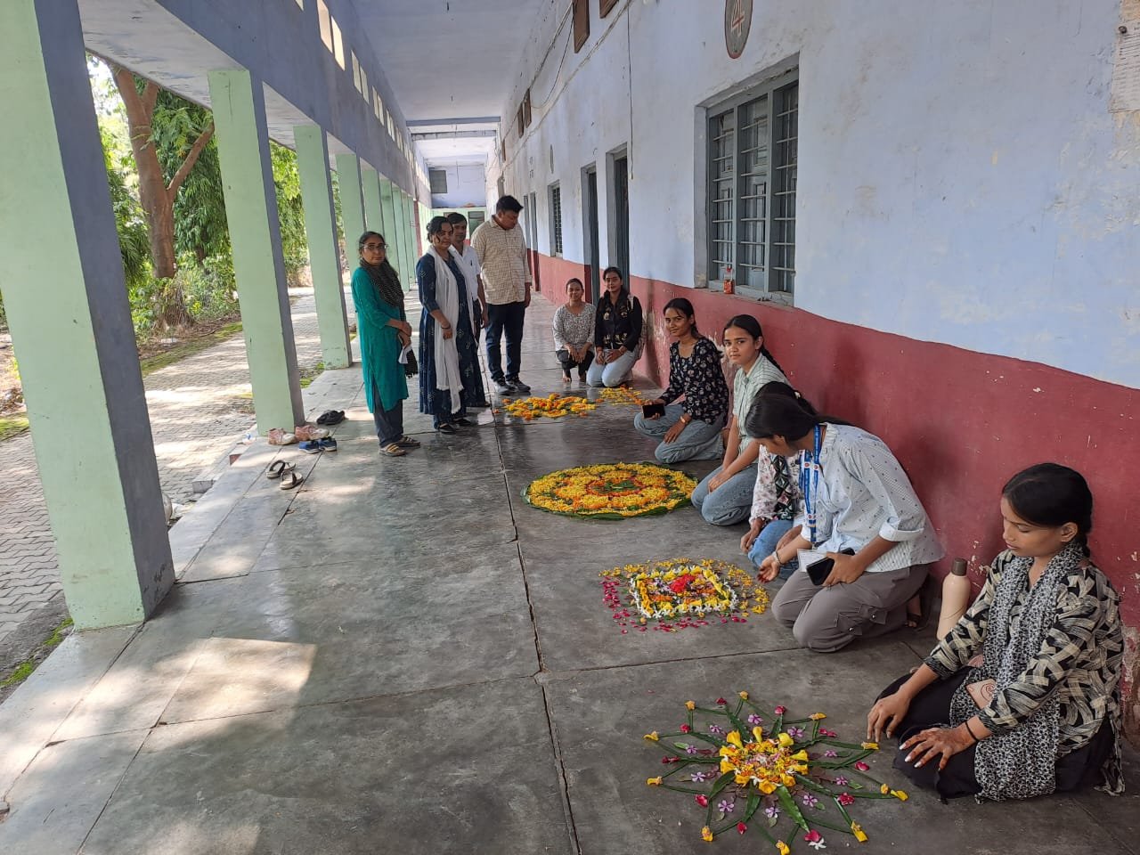 मथुरा प्रसाद महाविद्यालय में रंगोली प्रतियोगिता हुई संपन्न