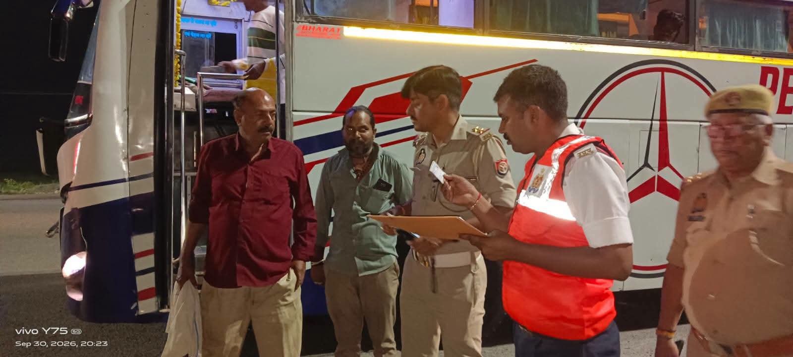 स्लीपर और AC बसों की विशेष चेकिंग, यात्रियों से लिया सुरक्षा का फीडबैक