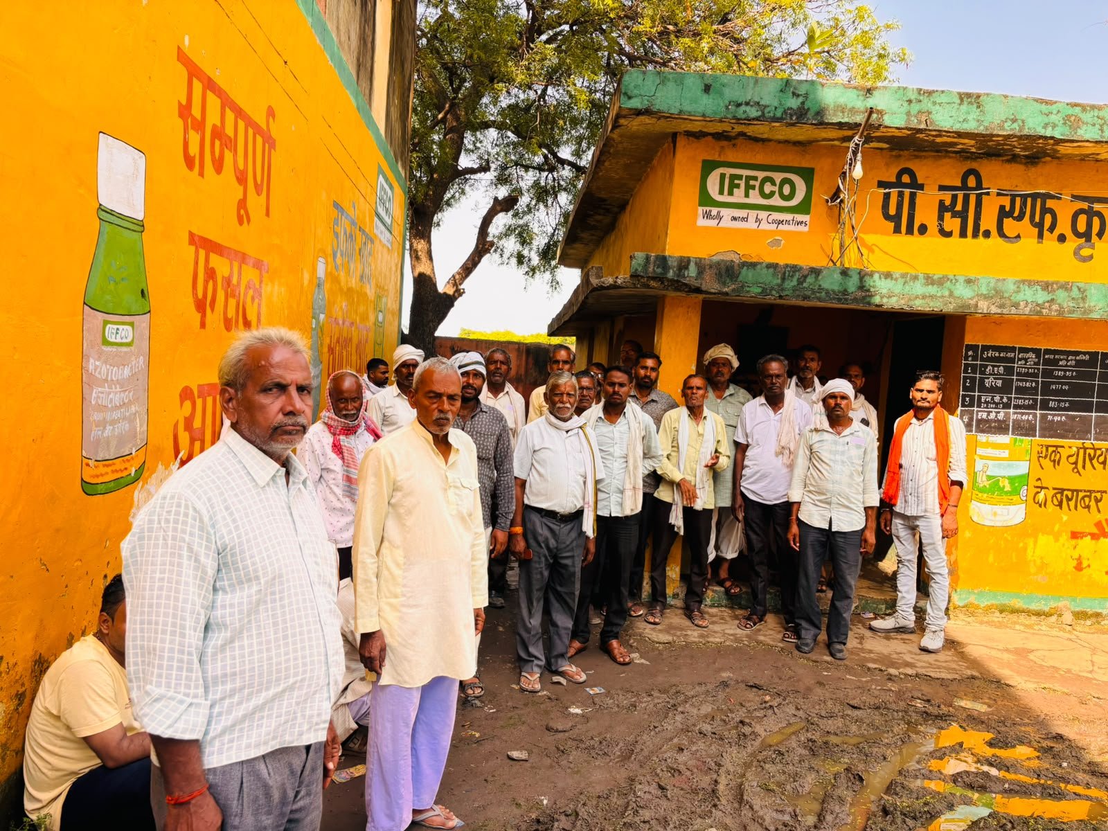 दलाल चला रहे पीसी एफ कैसे किसानों को मिले खाद, प्रभारी रहते नदारत