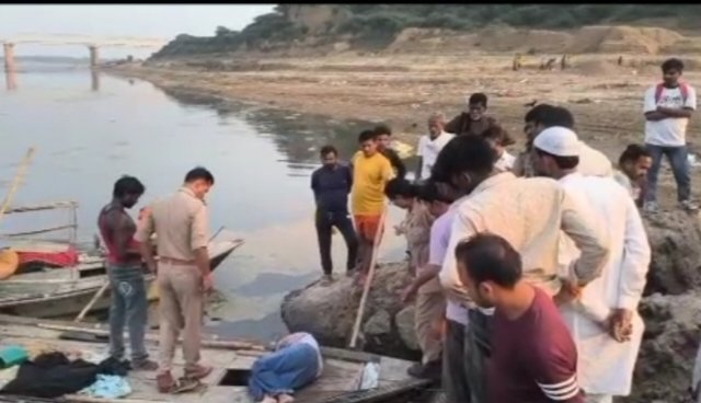 पुराने यमुना पुल से लड़की ने नदी में लगाई छलांग