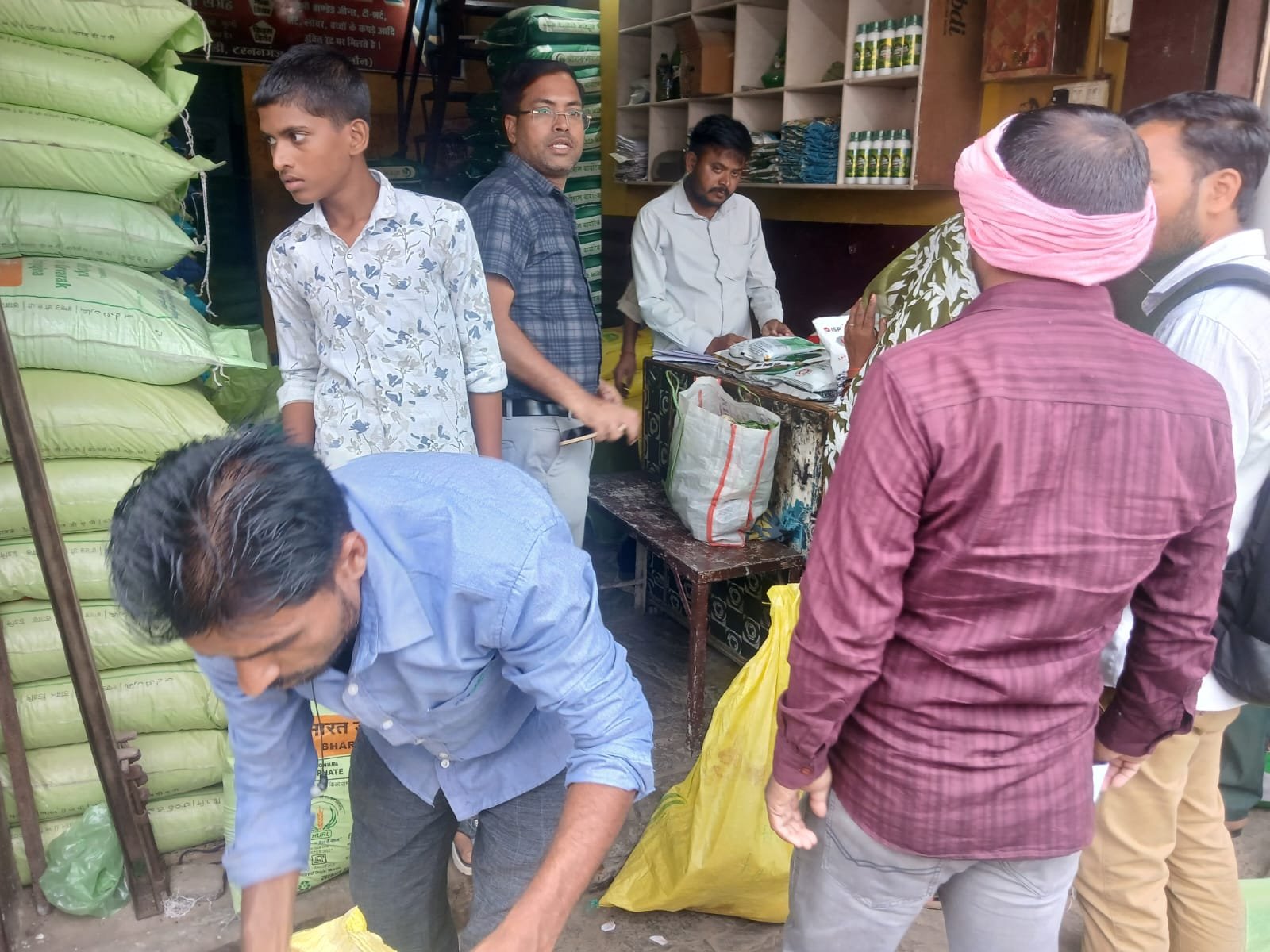 नायब तहसीलदार ने उर्वरक की दुकानों का किया निरीक्षण