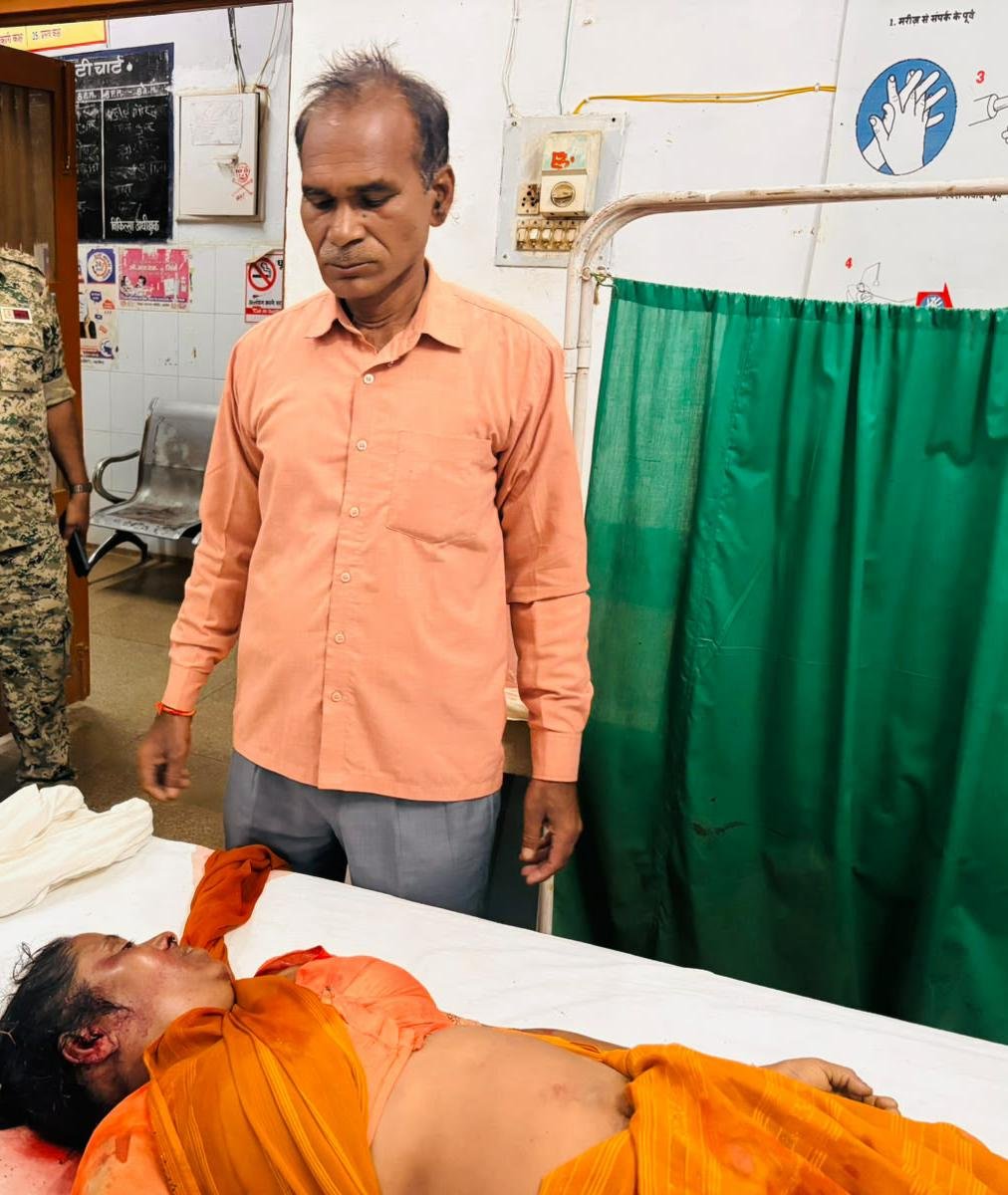 बाइक से गिरी महिला, गंभीर रूप से हुई घायल