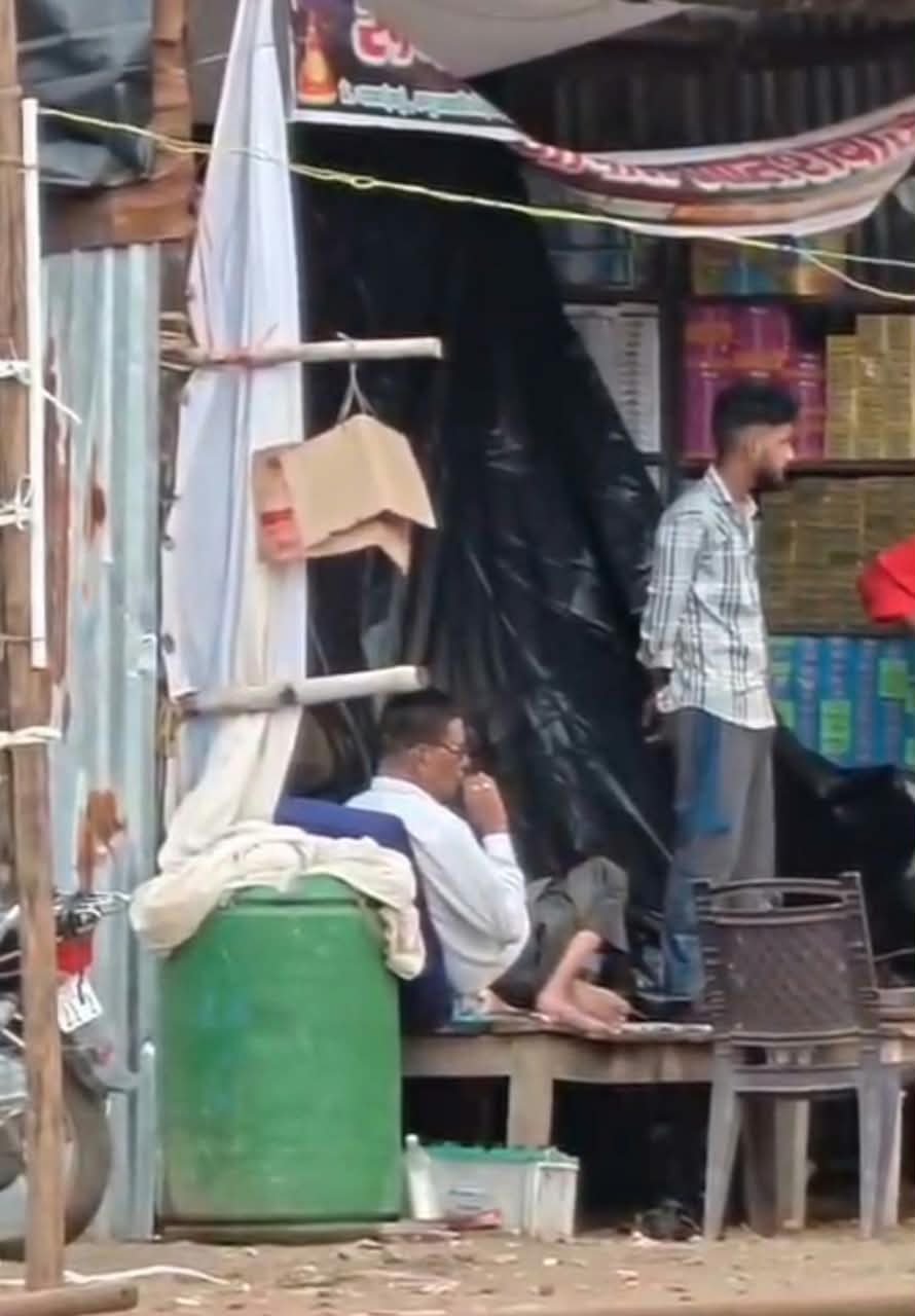 आतिशबाजी की दुकान पर बीड़ी पीता हुआ दिखा दुकानदार,यह सुसाइड है या मानव बम